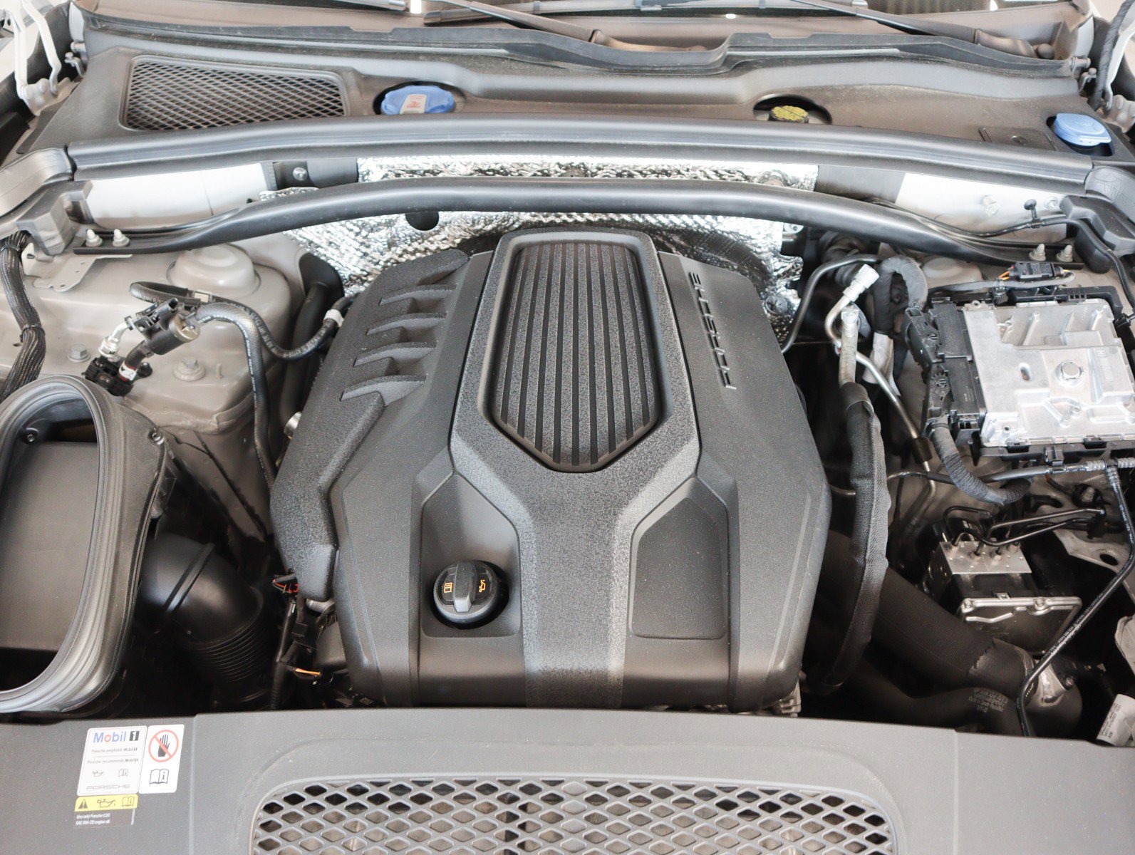 Certified 2023 Porsche Macan image 23