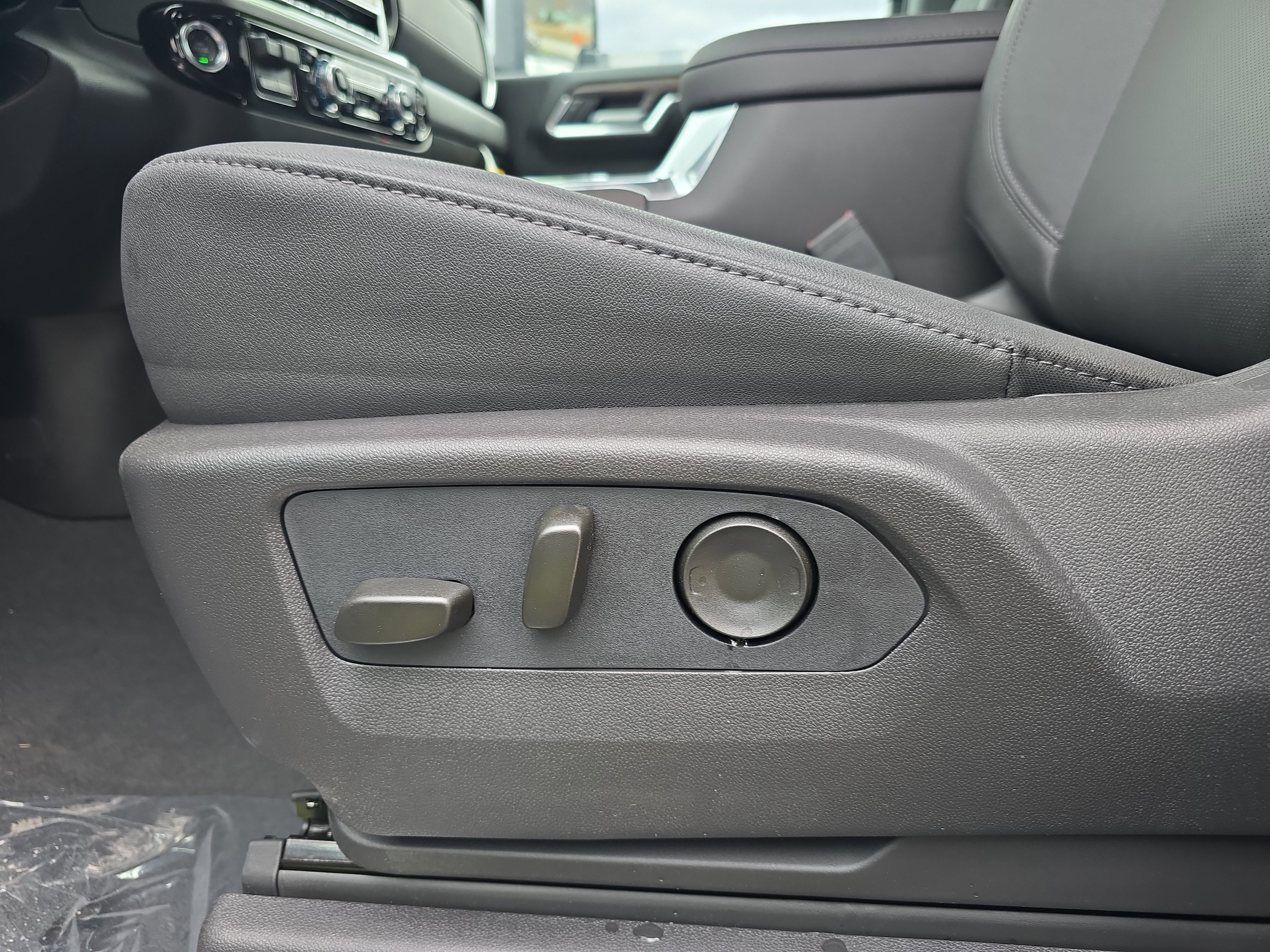 New 2026 GMC Sierra 3500 SLT w/ SLT Convenience Package image 14