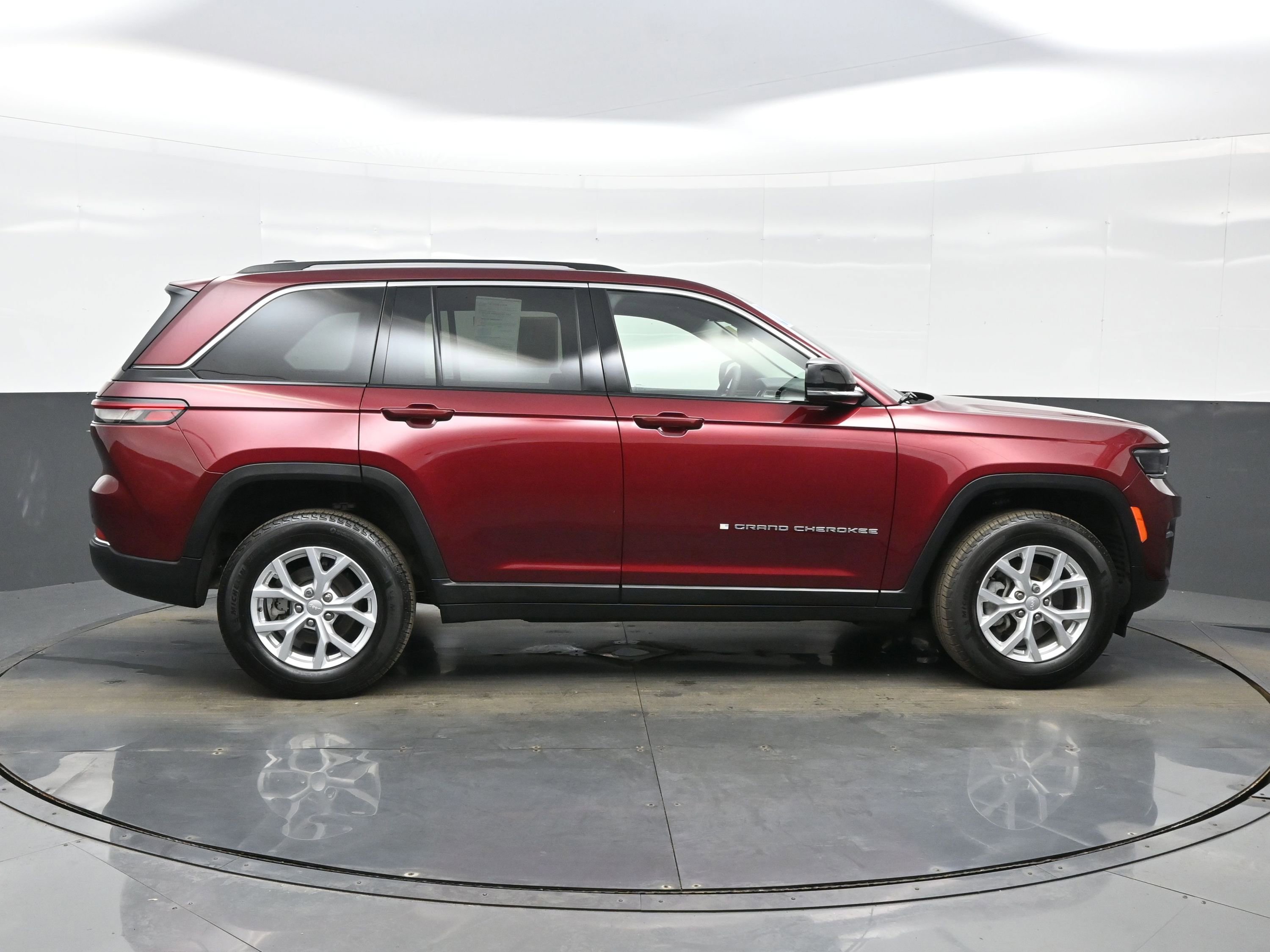 Used 2023 Jeep Grand Cherokee Limited image 7