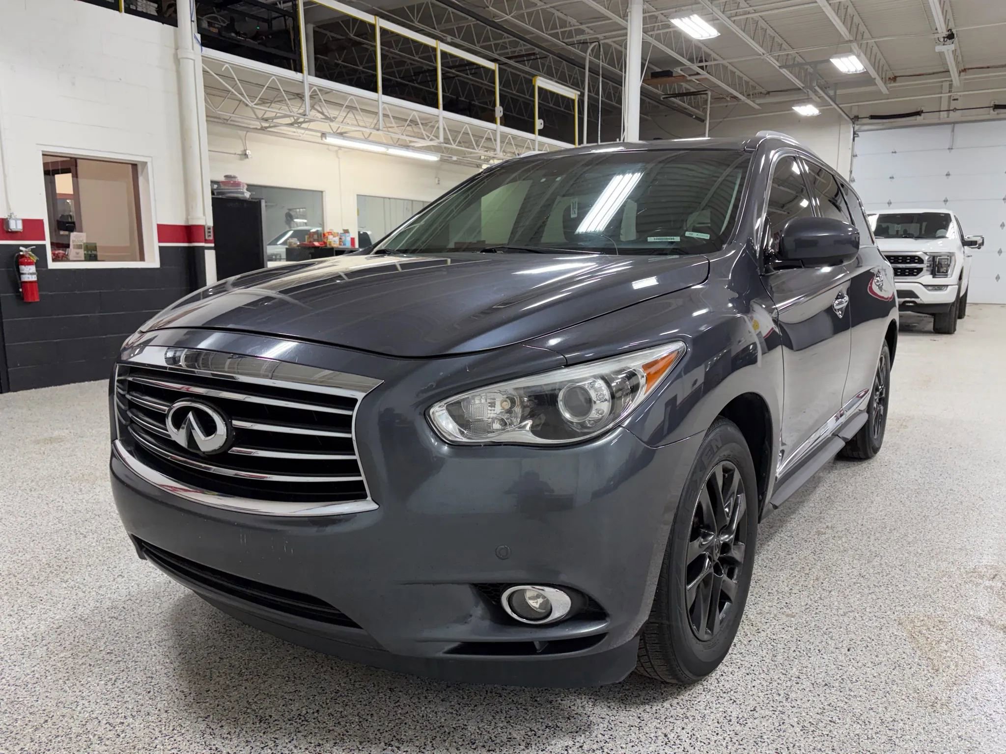 Used 2013 INFINITI JX35 AWD w/ Premium Pkg image 4