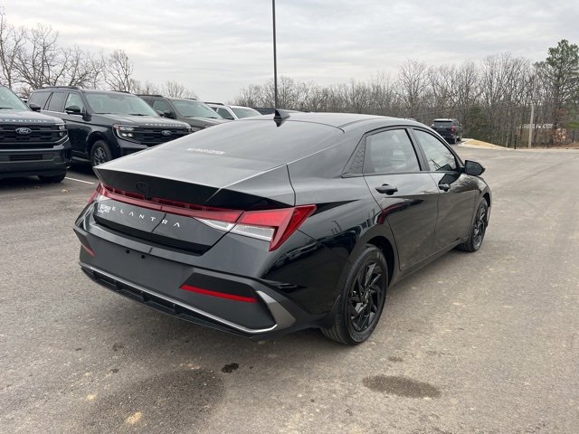 Used 2024 Hyundai Elantra SEL image 3