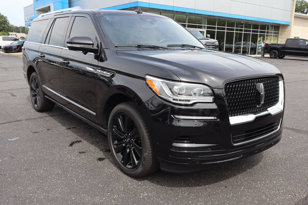 Used 2024 Lincoln Navigator L Reserve AWD/4WD image 2