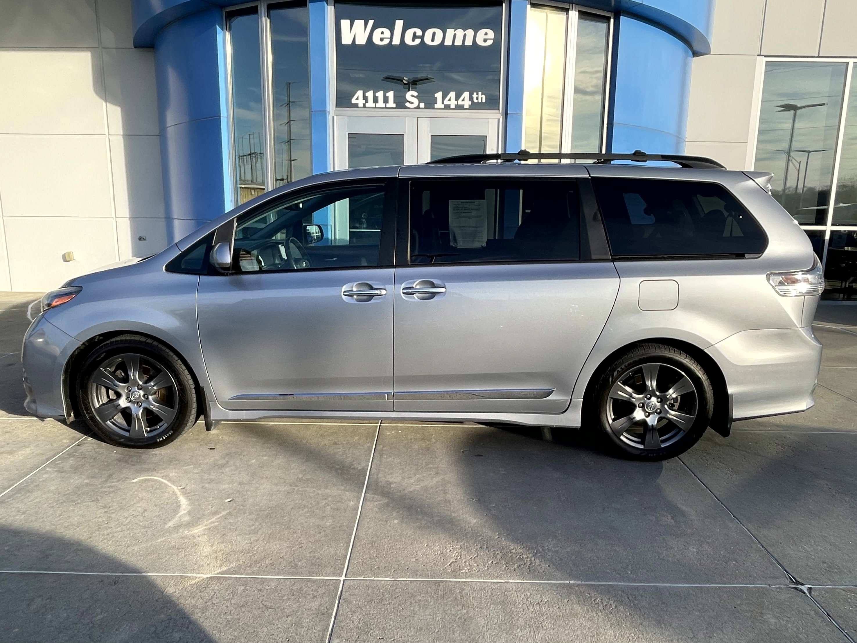 Used 2017 Toyota Sienna SE image 1