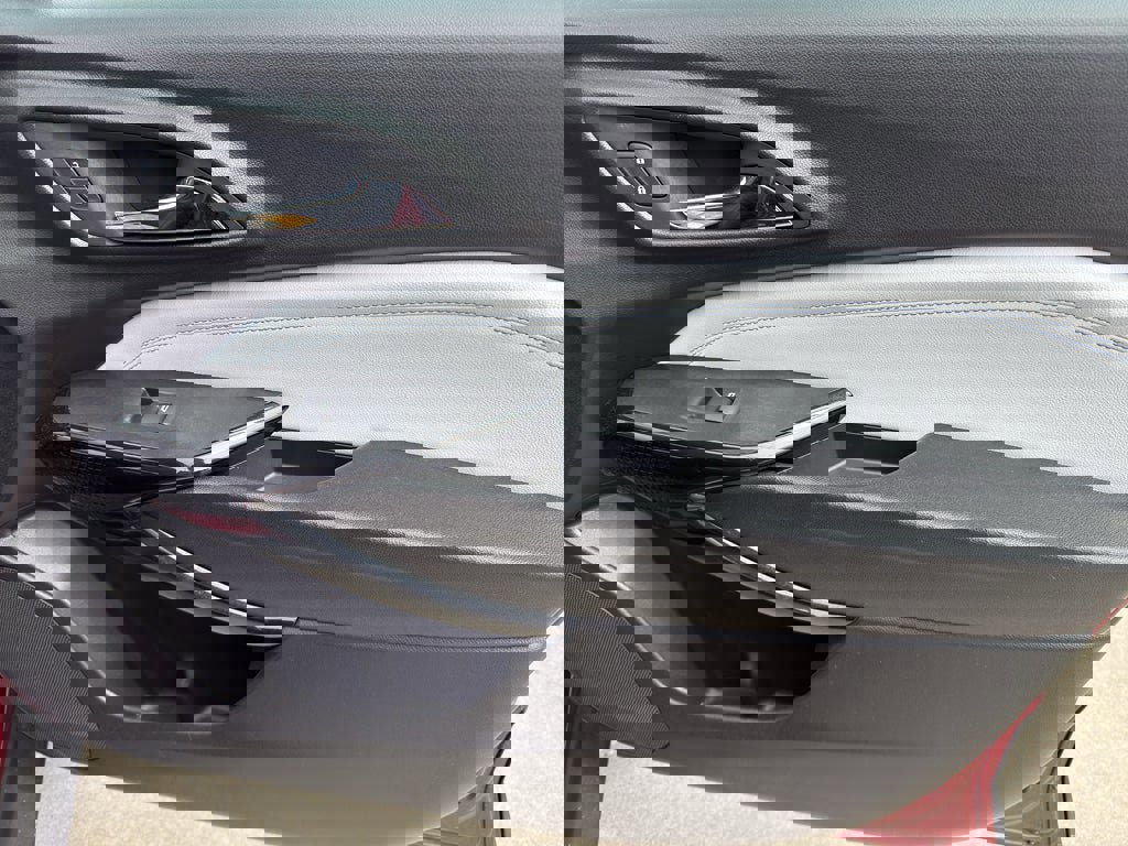 Used 2025 Chevrolet Trax LT w/ LT Convenience Package FWD image 29