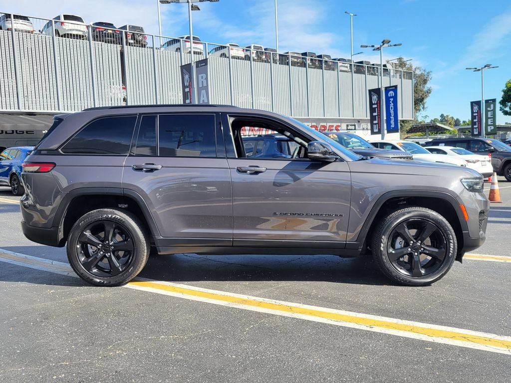 Used 2022 Jeep Grand Cherokee Altitude RWD image 29