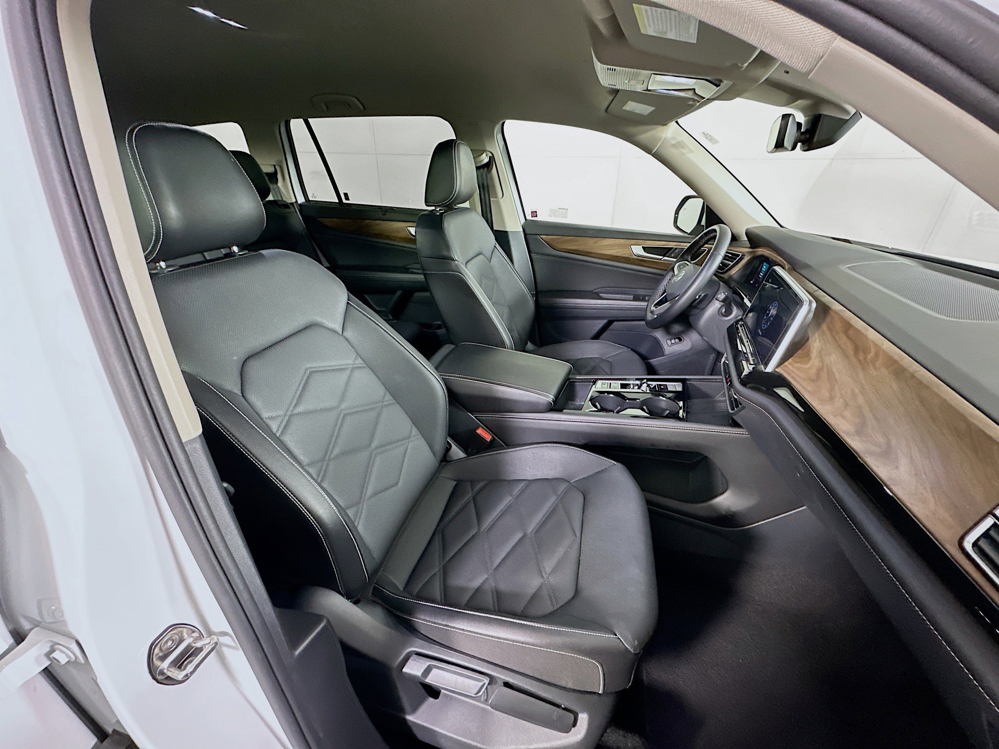 Used 2025 Volkswagen Atlas SE image 33