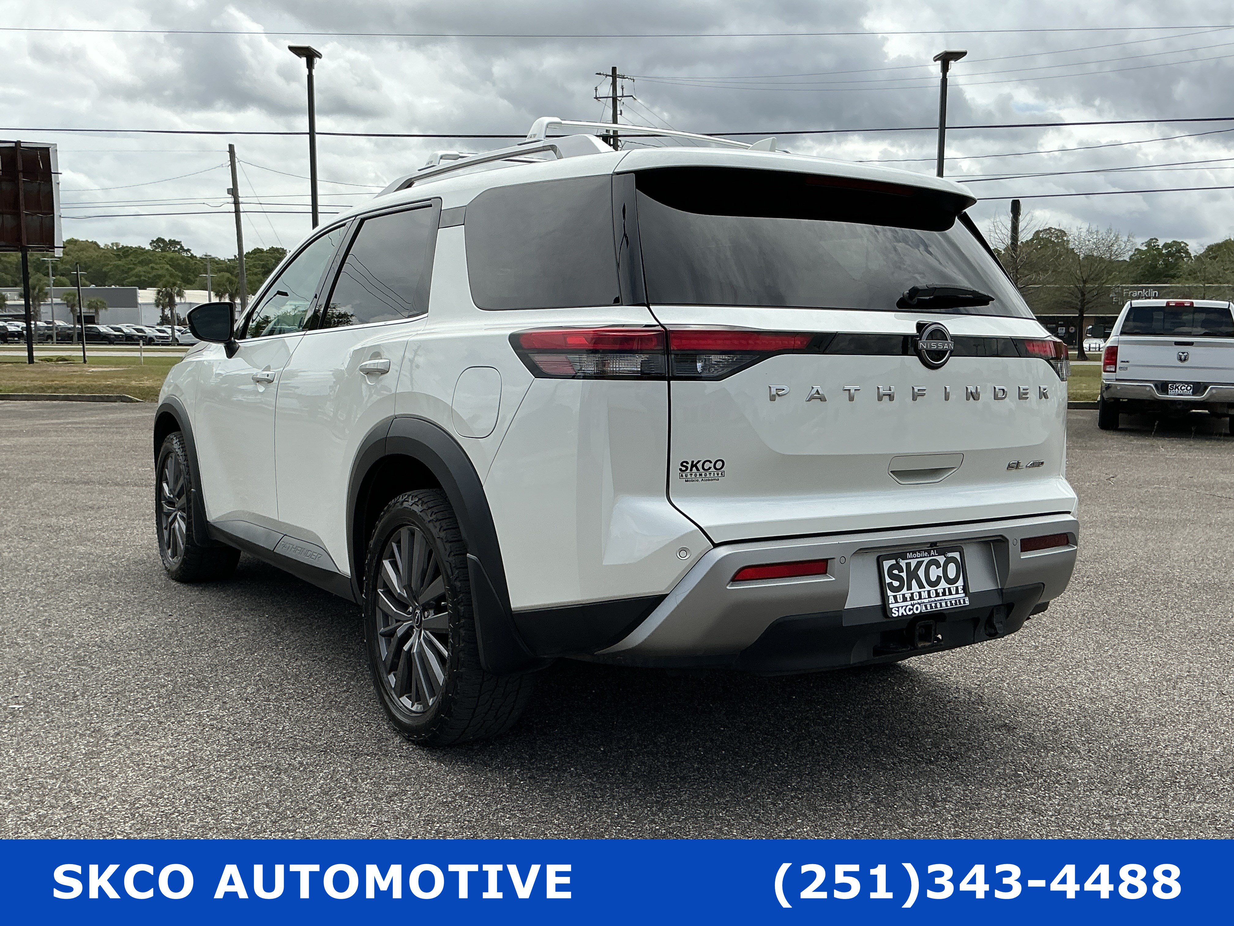 Used 2023 Nissan Pathfinder SL w/ SL Premium Package AWD/4WD image 3