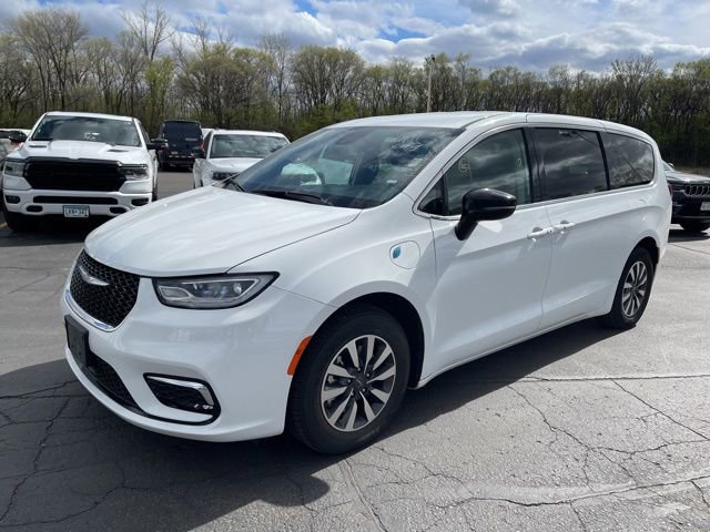 Used 2024 Chrysler Pacifica Limited FWD image 4
