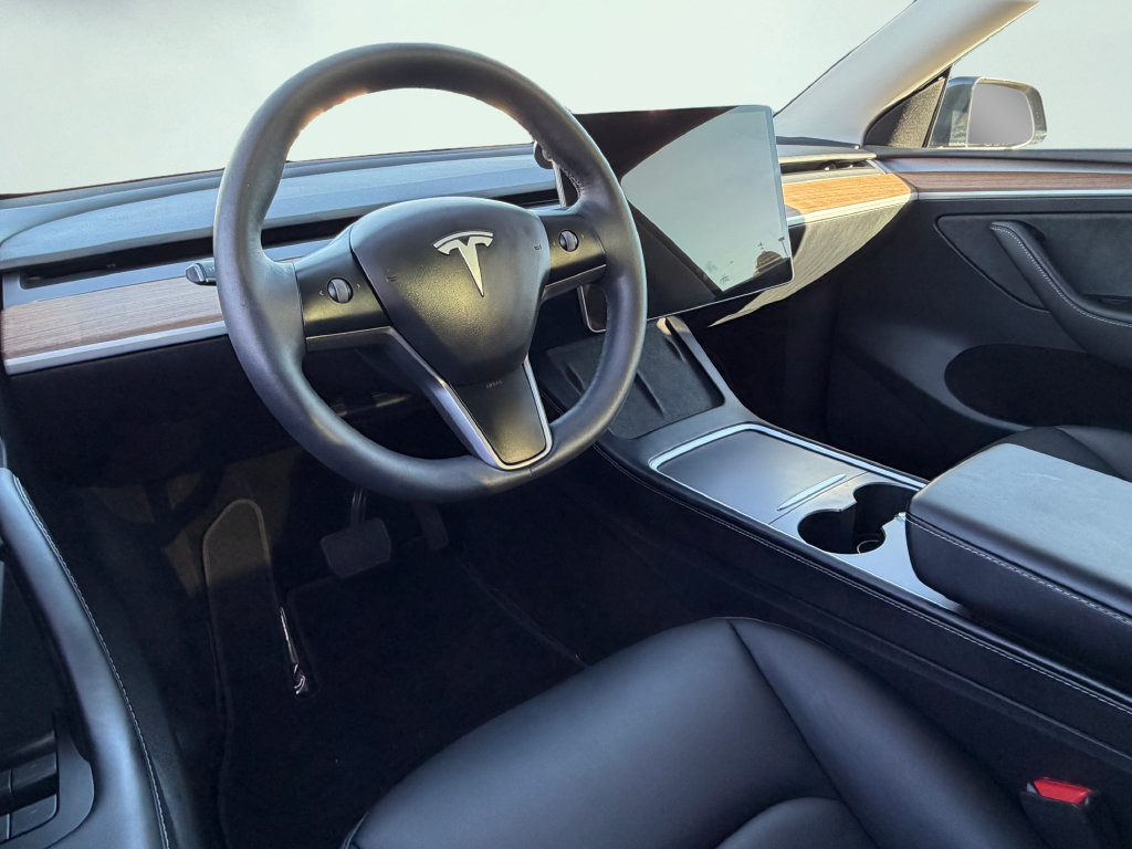 Used 2024 Tesla Model Y Long Range RWD image 39