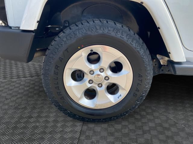 Used 2015 Jeep Wrangler Unlimited Sahara w/ Connectivity Group AWD/4WD image 29