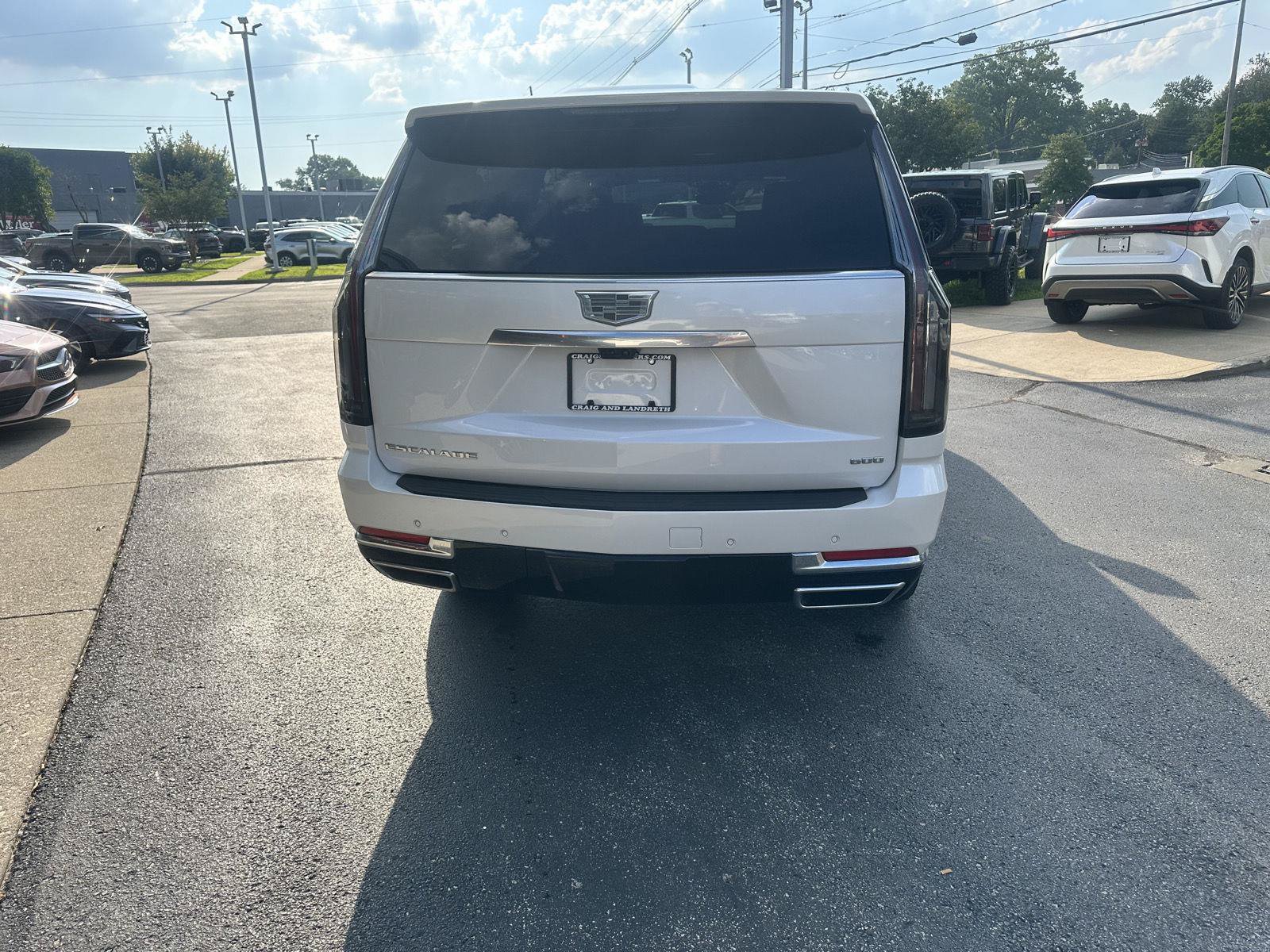 Used 2025 Cadillac Escalade ESV Premium Luxury w/ LPO, Radiant Package AWD/4WD image 4