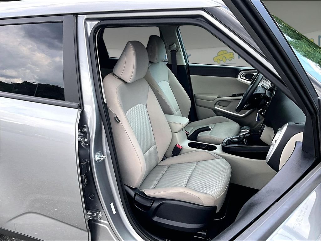 Used 2025 Kia Soul LX w/ LX Technology Package FWD image 11