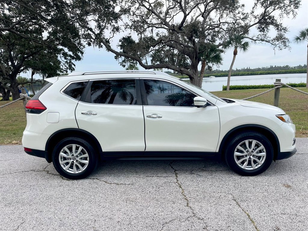 Used 2017 Nissan Rogue SV w/ SV Premium Package image 7