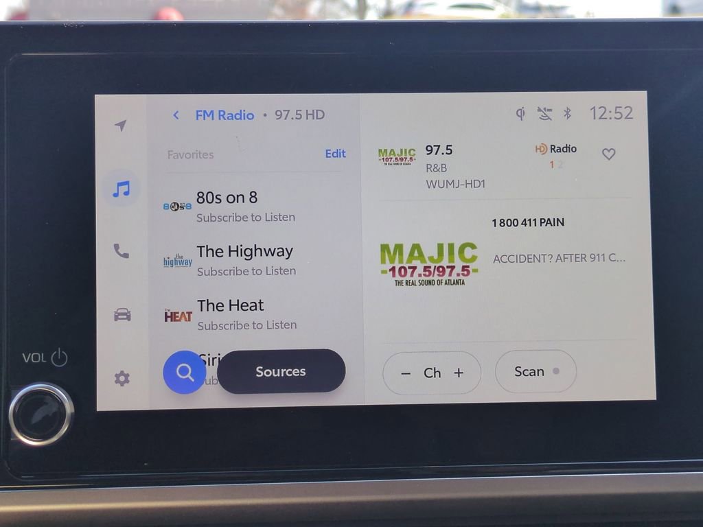 Used 2025 Toyota Camry SE image 19