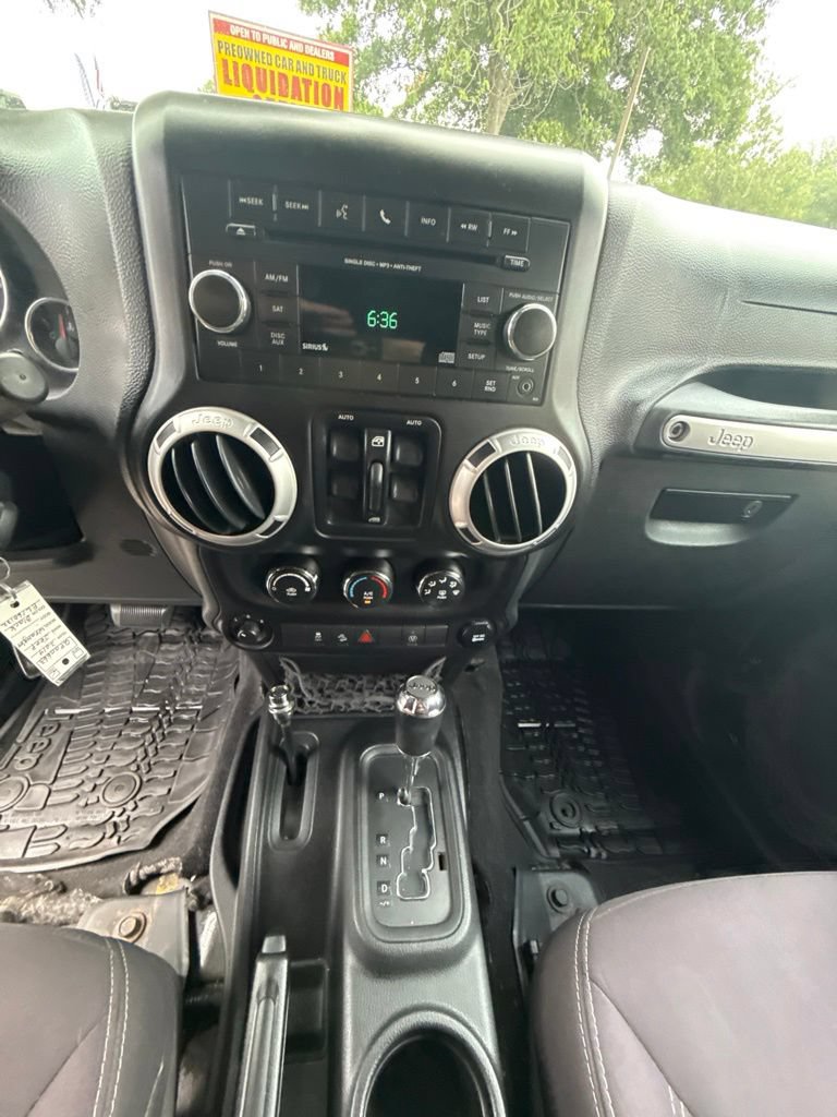 Used 2014 Jeep Wrangler Unlimited Rubicon w/ Connectivity Group AWD/4WD image 16