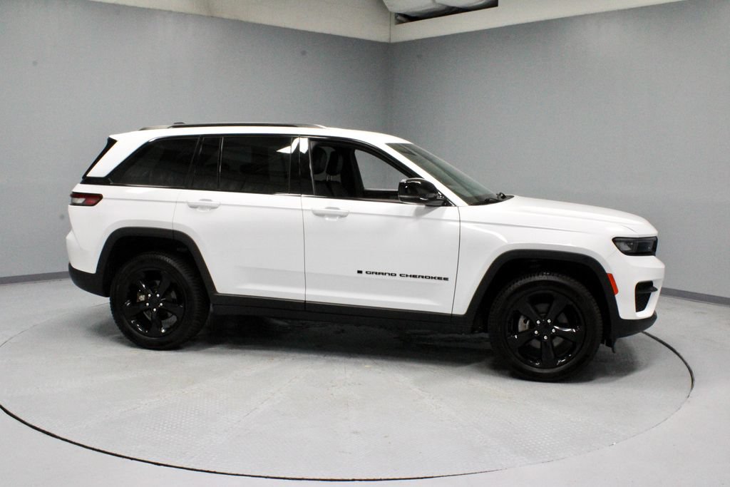 Used 2023 Jeep Grand Cherokee Altitude AWD/4WD image 11
