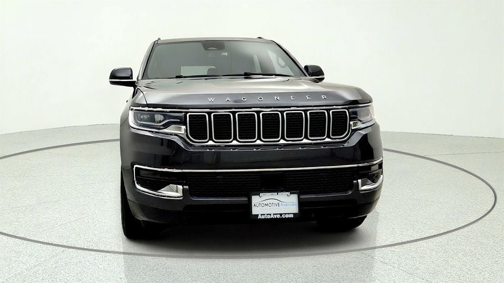 Used 2023 Jeep Wagoneer 4WD image 2