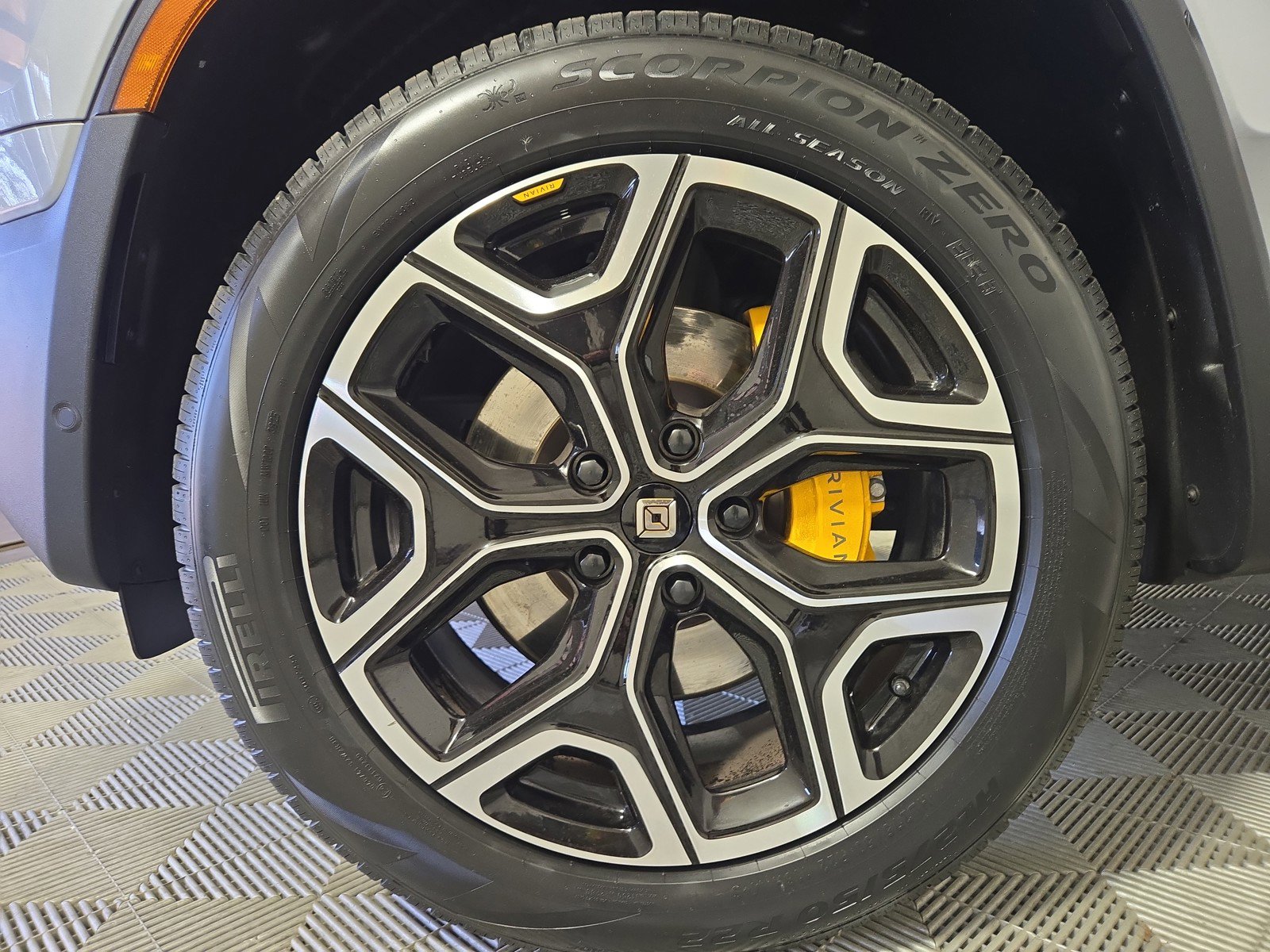 Used 2024 Rivian R1S Adventure image 9