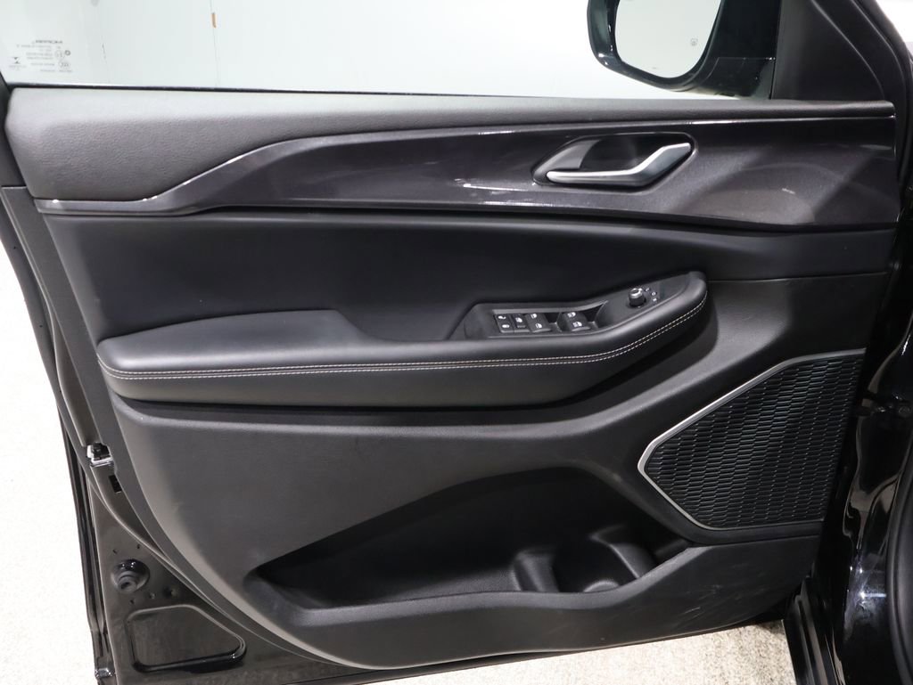 Used 2021 Jeep Grand Cherokee L Laredo image 12