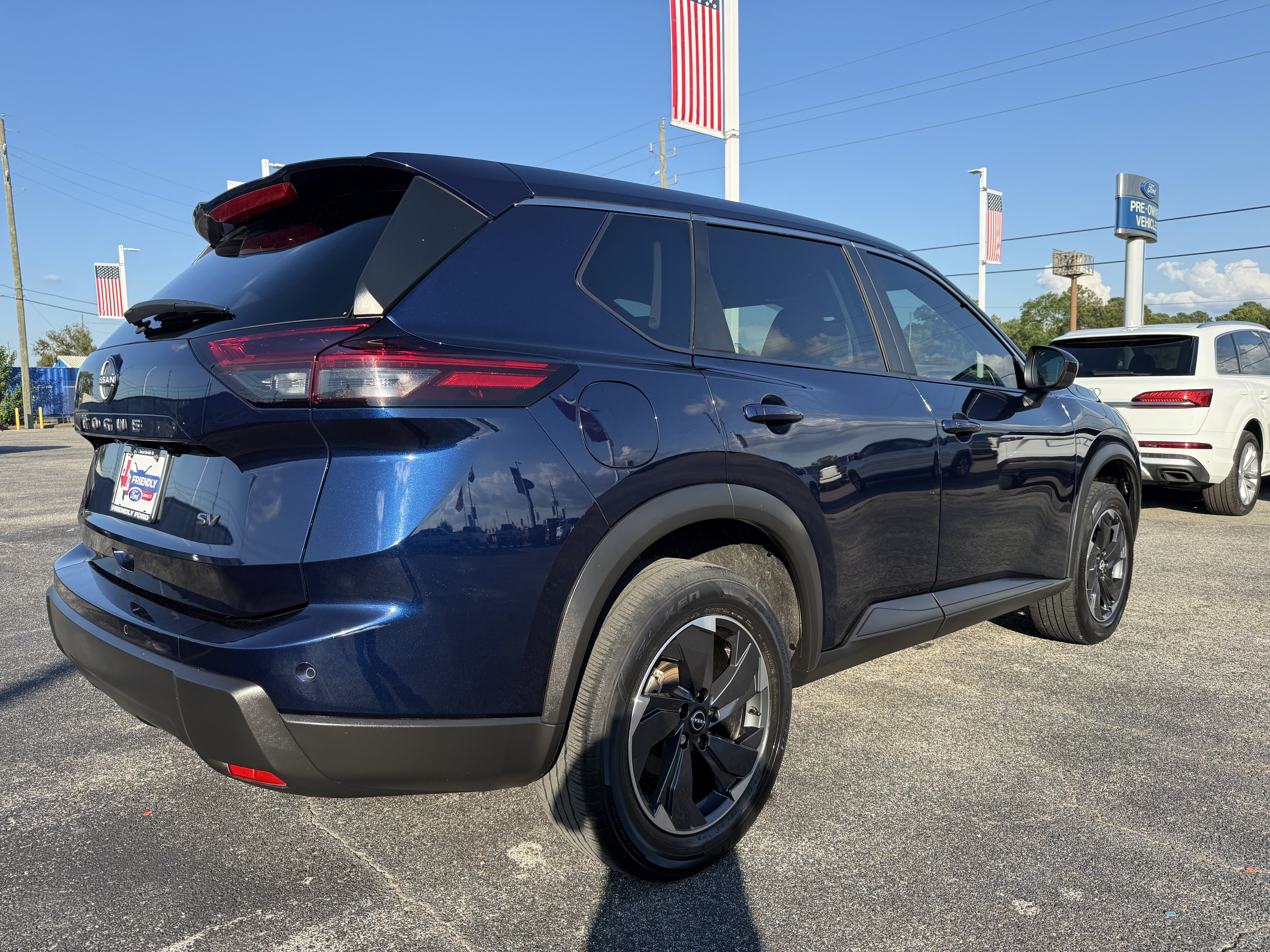 Used 2024 Nissan Rogue SV FWD image 2