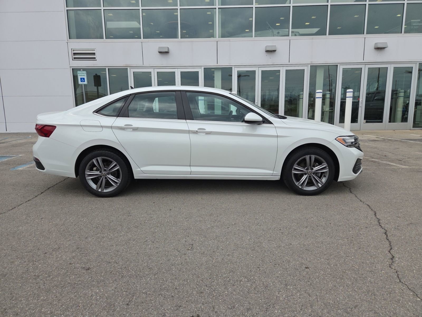 Certified 2022 Volkswagen Jetta SE FWD image 6