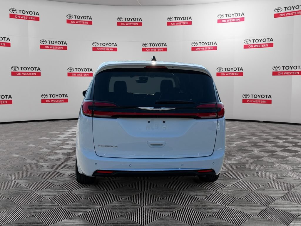 Used 2024 Chrysler Pacifica Touring-L FWD image 6