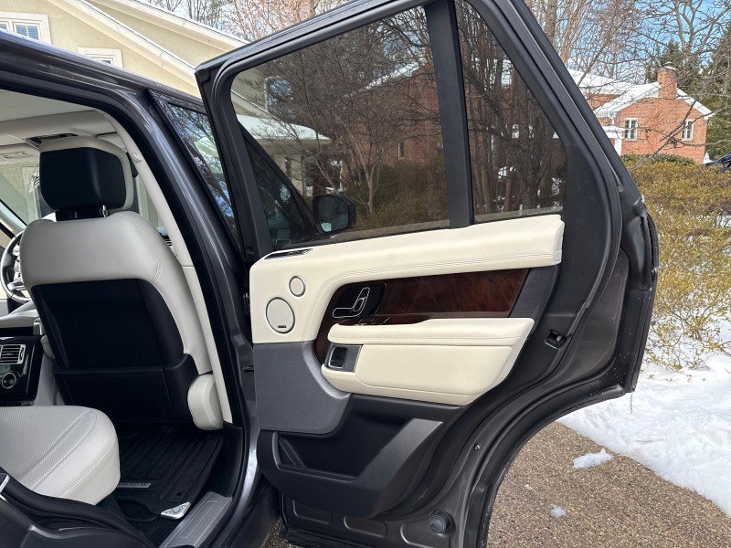 Used 2019 Land Rover Range Rover HSE image 18
