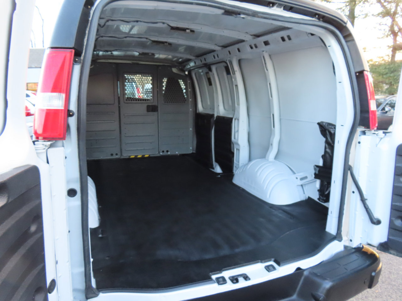 Used 2021 Chevrolet Express 2500 w/ Driver Convenience Package image 14