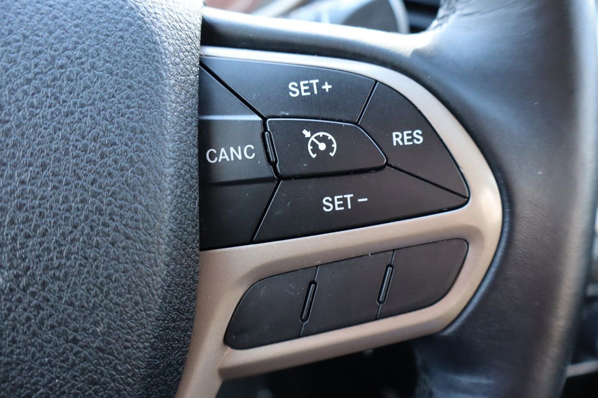 Used 2017 Jeep Cherokee Latitude FWD image 30
