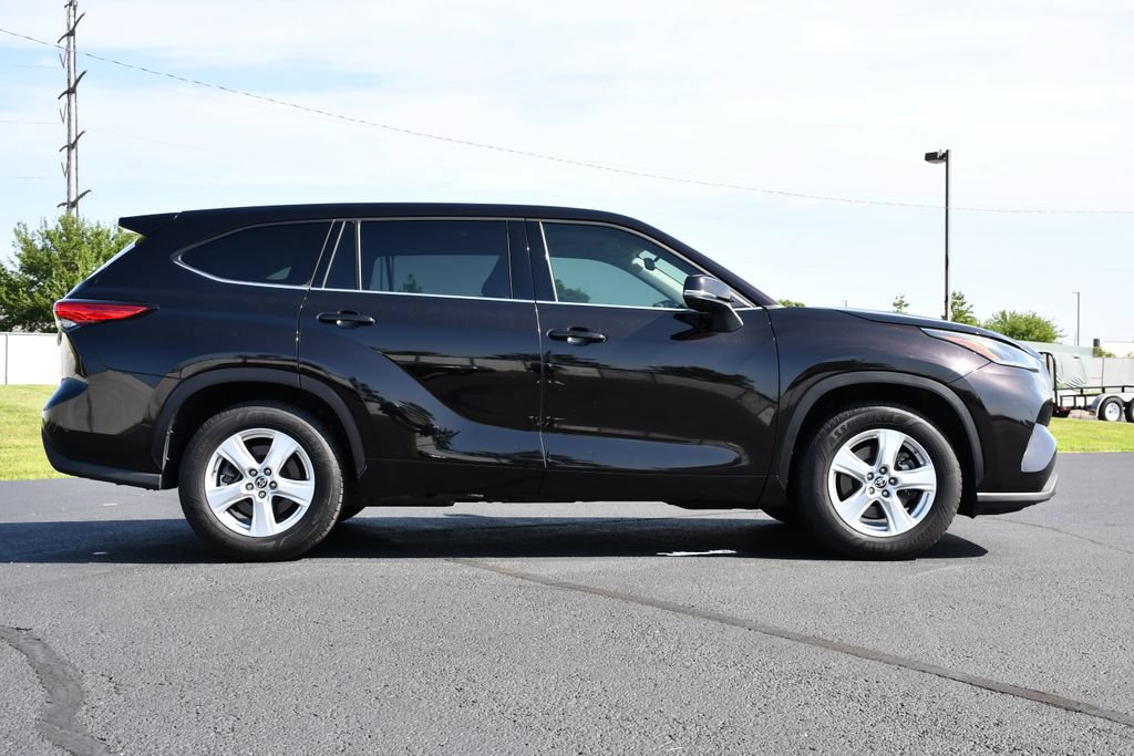 Used 2021 Toyota Highlander LE FWD image 8