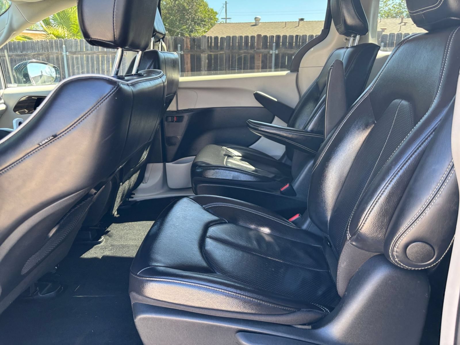 Used 2023 Chrysler Pacifica Limited FWD image 28