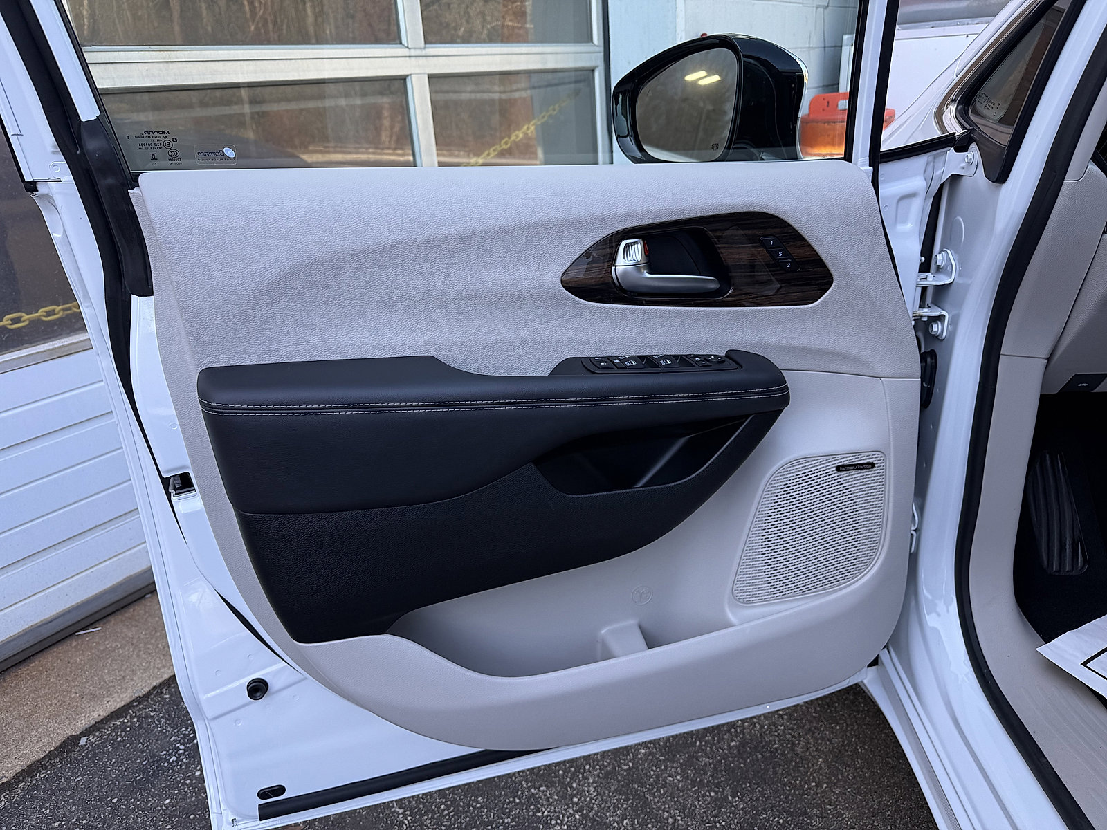 Used 2023 Chrysler Pacifica Limited w/ Uconnect Theater Family Group image 9