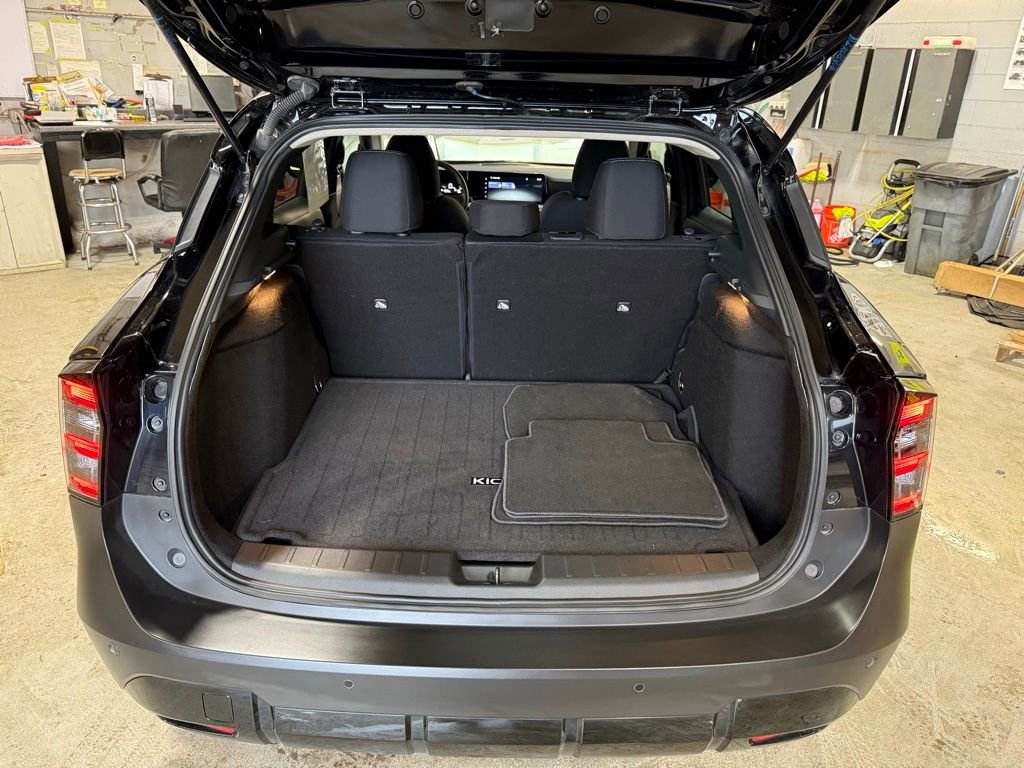 Used 2025 Nissan Kicks SV w/ Charging Package image 22