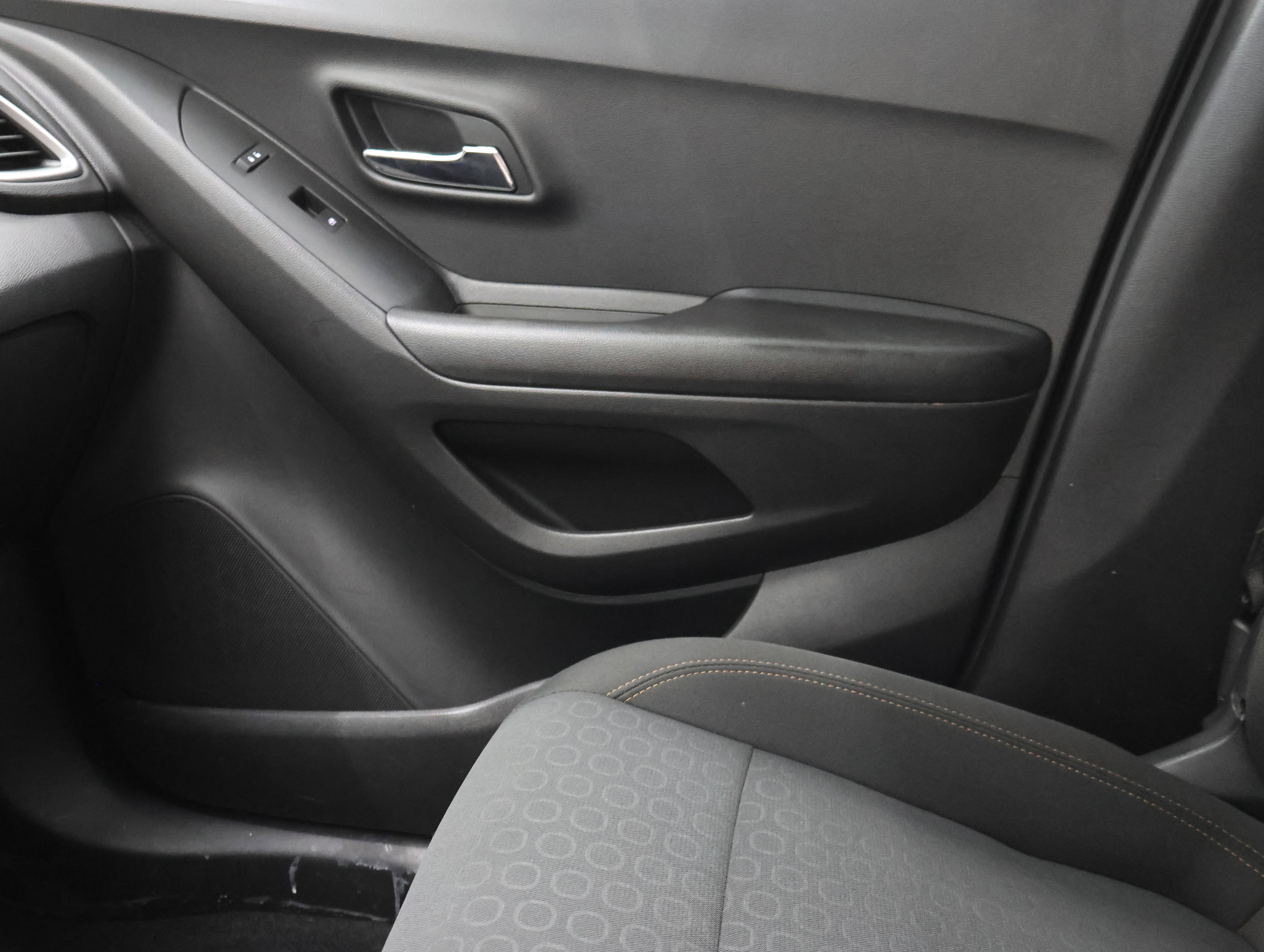 Used 2021 Chevrolet Trax LS w/ Tint and Cruise Package FWD image 11