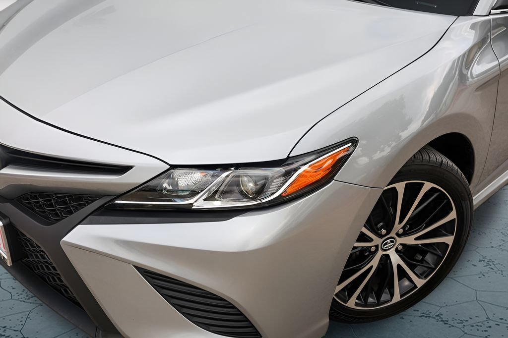 Used 2020 Toyota Camry SE FWD image 3