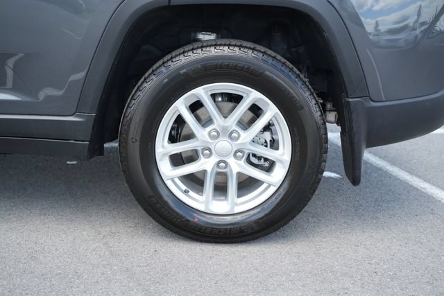 New 2026 Jeep Grand Cherokee Laredo w/ Trailer Tow Package AWD/4WD image 44