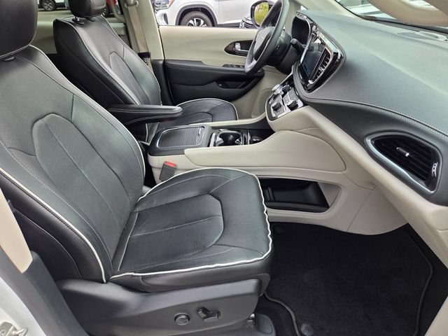 Used 2023 Chrysler Pacifica Limited FWD image 17