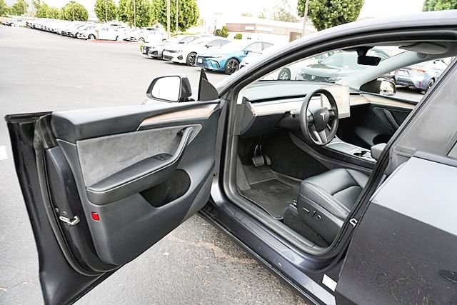 Used 2024 Tesla Model Y Long Range AWD/4WD image 46