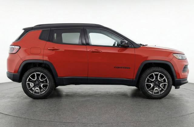 Used 2025 Jeep Compass Trailhawk AWD/4WD image 2