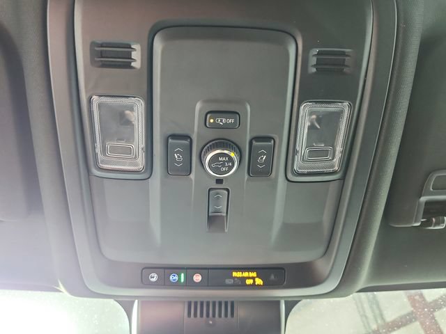 Used 2025 GMC Yukon Denali RWD image 32