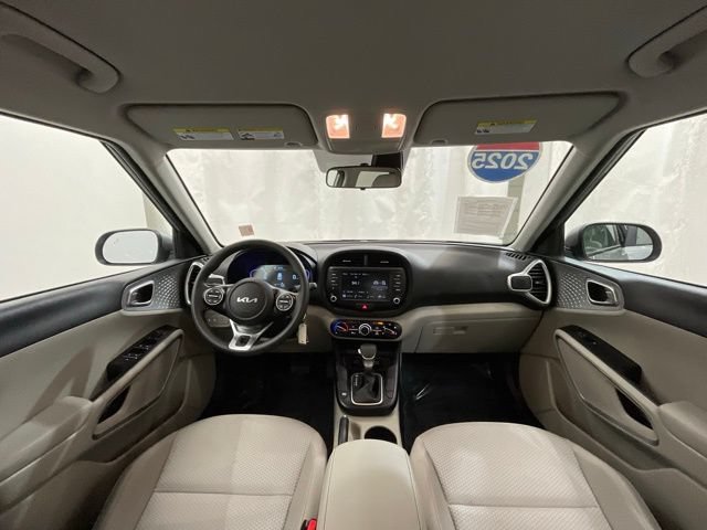 Used 2025 Kia Soul LX w/ LX Technology Package FWD image 16