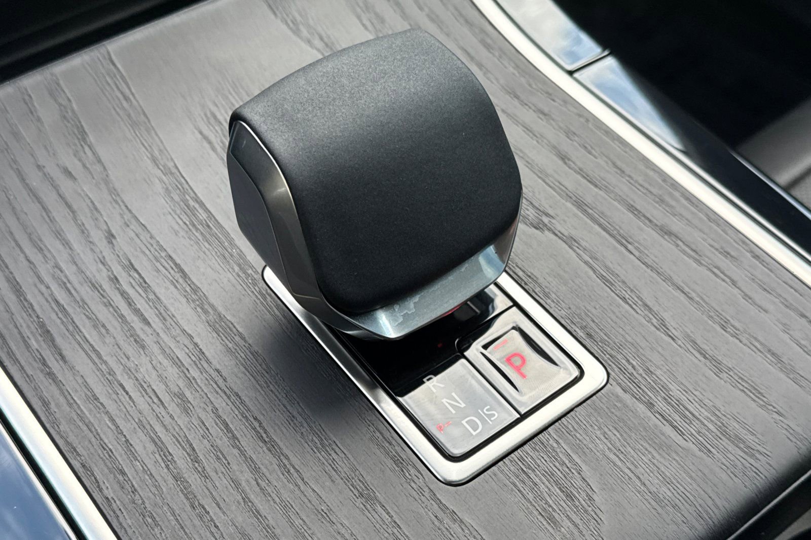 Used 2025 Land Rover Range Rover Velar Dynamic SE image 25