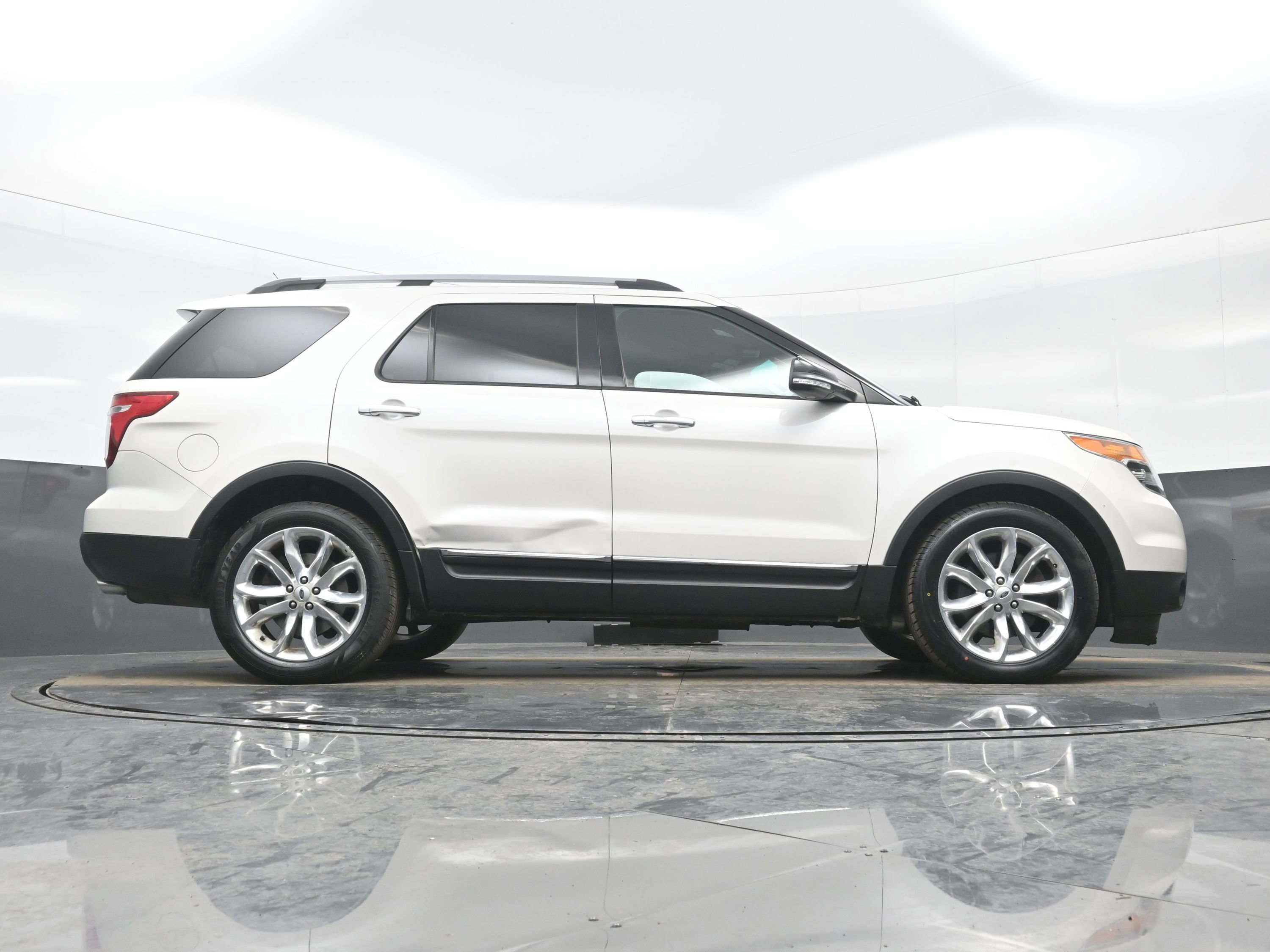 Used 2015 Ford Explorer XLT w/ Equipment Group 202B image 29
