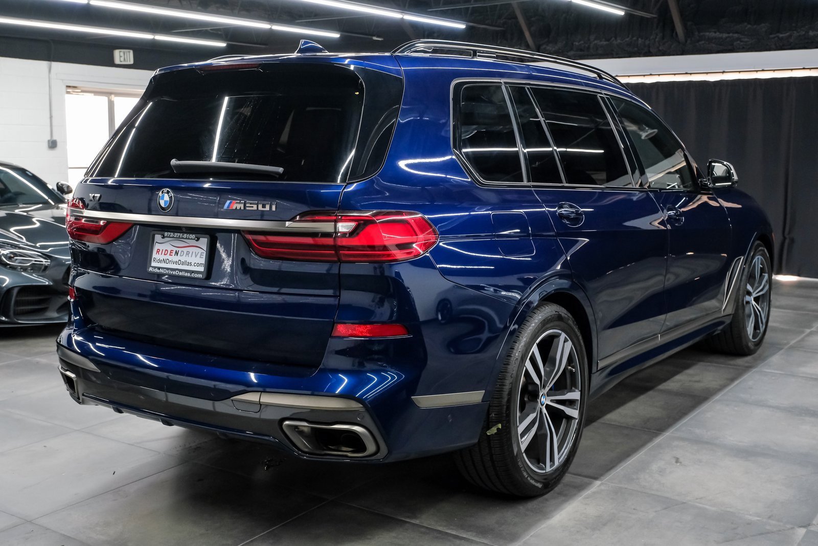 Used 2022 BMW X7 M50i w/ Executive Package image 9