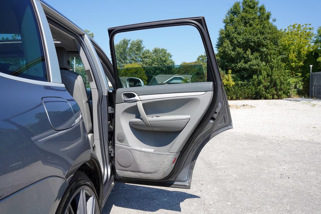 Used 2006 Porsche Cayenne AWD/4WD image 28