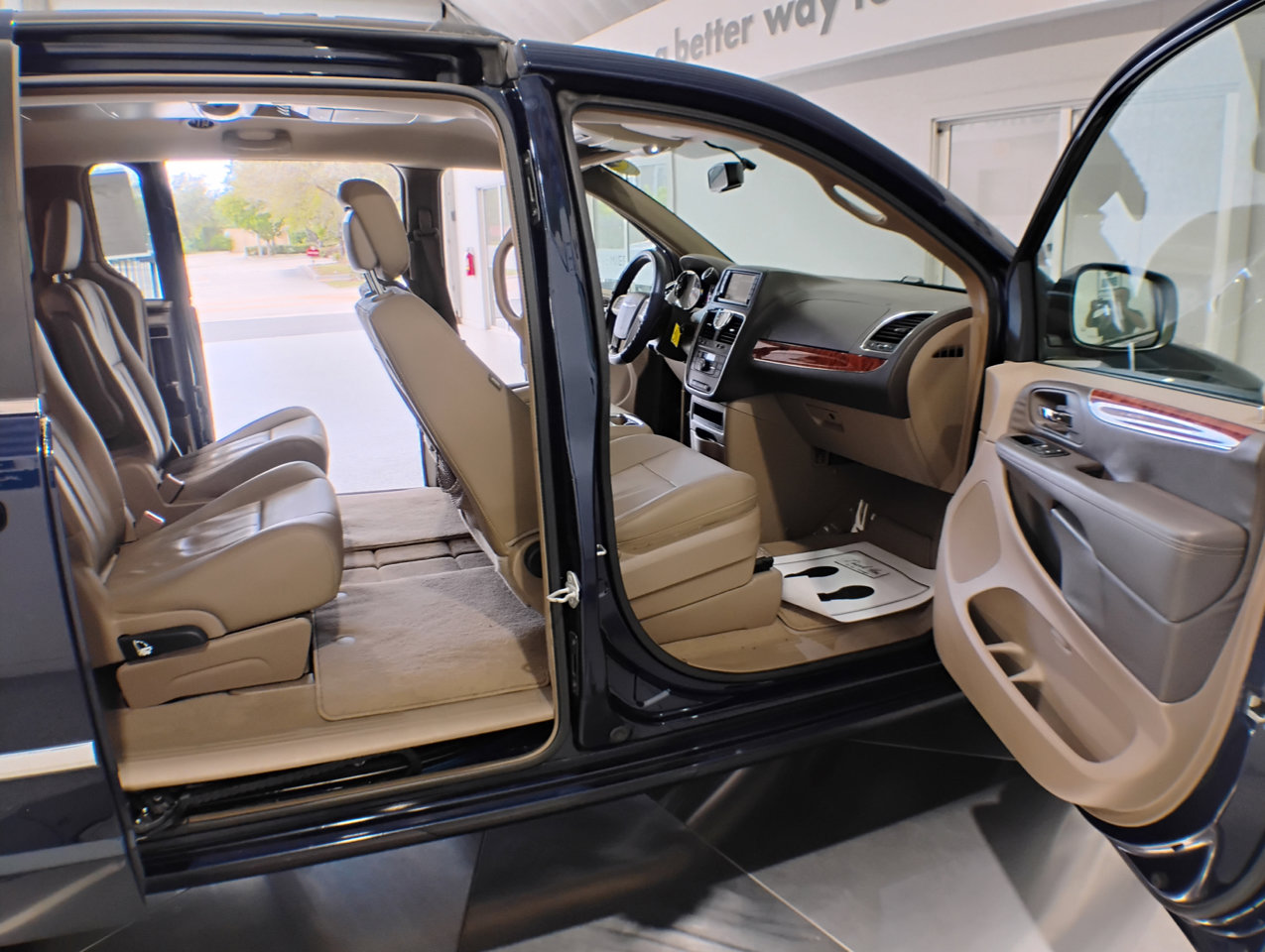 Used 2016 Chrysler Town & Country Touring image 88