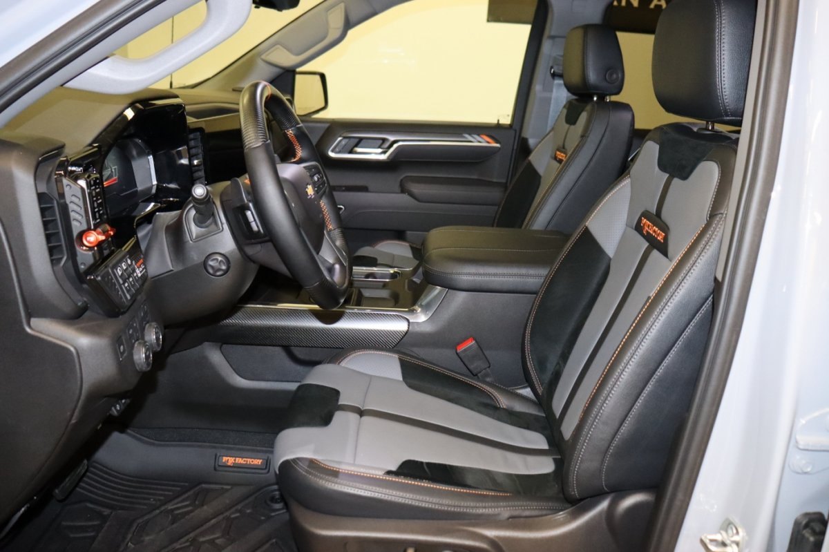Used 2025 Chevrolet Silverado 1500 LTZ AWD/4WD image 17