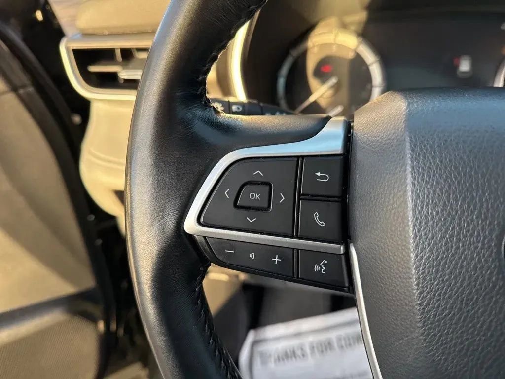 Used 2022 Toyota Highlander XLE FWD image 17