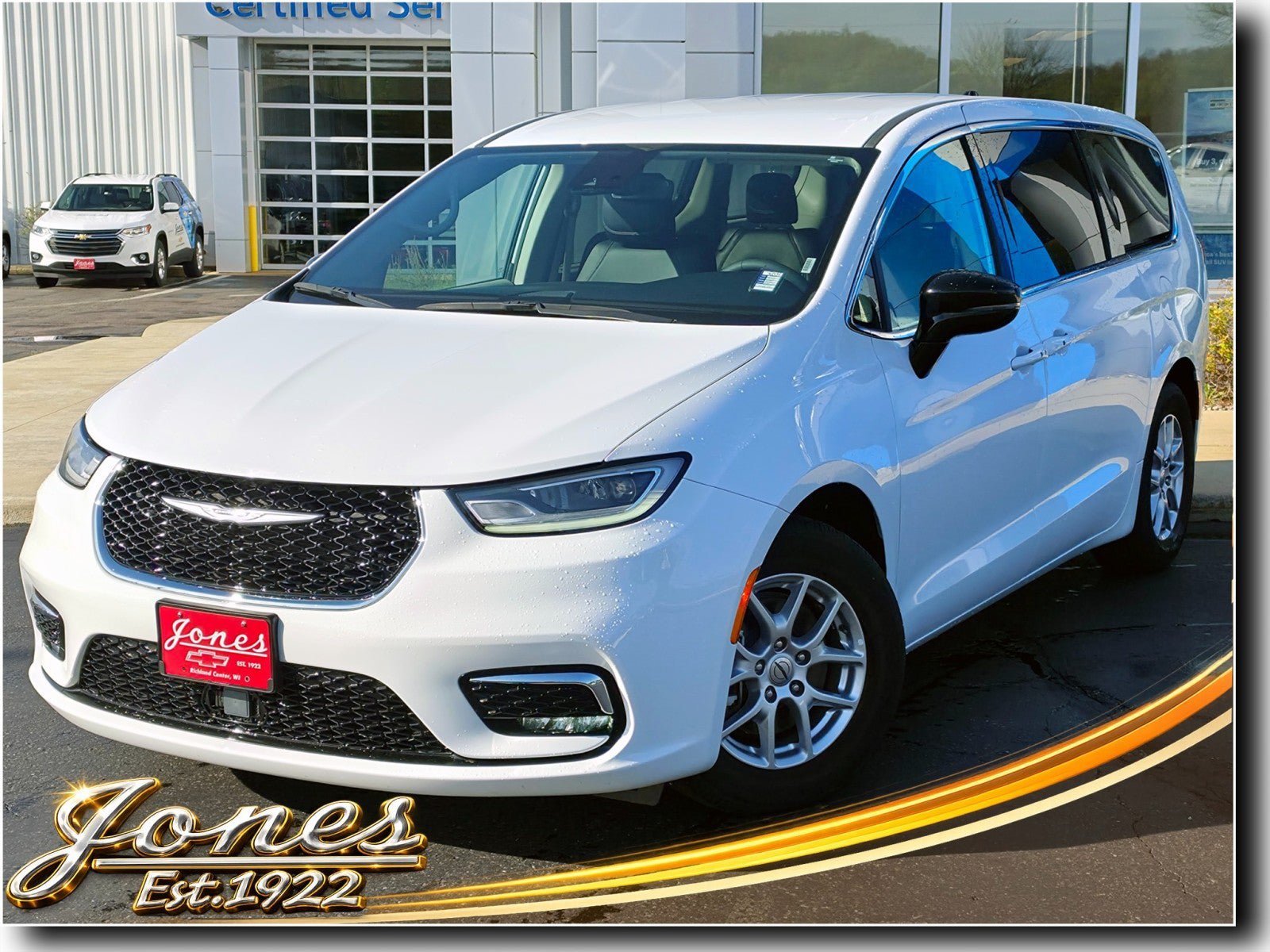 Used 2024 Chrysler Pacifica Touring-L FWD image 1