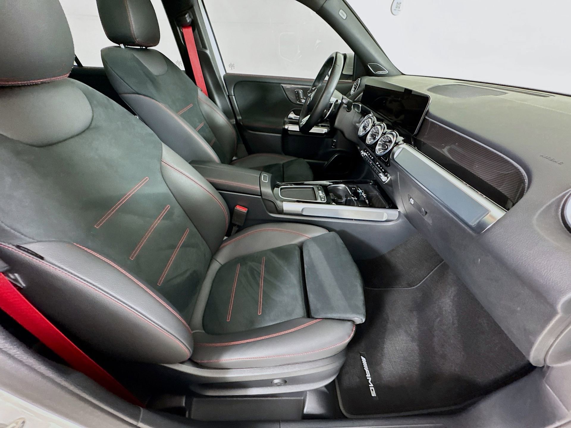 Certified 2025 Mercedes-Benz GLB 35 AMG 4MATIC image 29